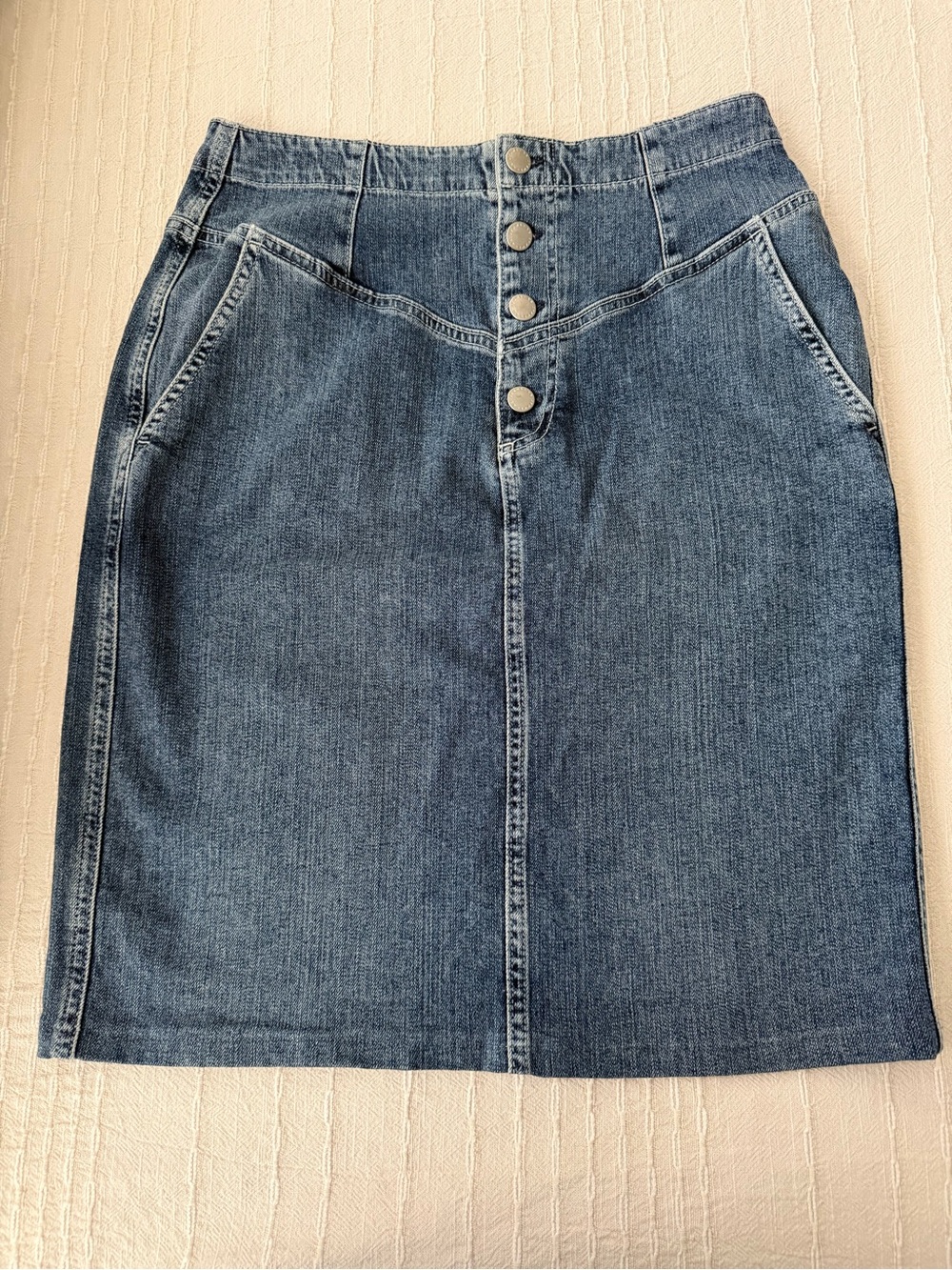 AG Jeans Women's Multi Skirt
Excellent condition 
Length 21.5
Waist 29
Hip 36.5